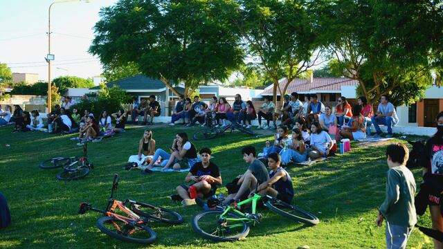 Domingo Joven en Plaza Eva Perón de Arroyito