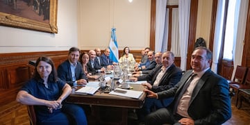 Sesiones extraordinarias 2025: Guillermo Francos y Victoria Villarruel con senadores dialoguistas. (@GAFrancosOk)
