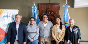 Gastón Millón, Lautaro De Dios, Lisando Aguiar, Anahí Galeano y Liliana Giménez, en la sala de comisiones del Concejo Deliberante de San Salvador de Jujuy.