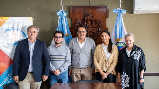 Gastón Millón, Lautaro De Dios, Lisando Aguiar, Anahí Galeano y Liliana Giménez, en la sala de comisiones del Concejo Deliberante de San Salvador de Jujuy.