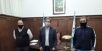 El intendente Emir Félix con las autoridades de la Liga, Alberto Pérez Gasul y Ernesto Labarta.