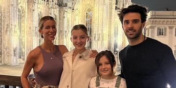 Nicole Neumann junto a sus hijas y Manu Urcera en Europa.