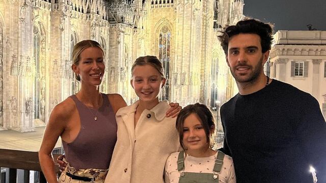 Nicole Neumann junto a sus hijas y Manu Urcera en Europa.