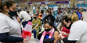 Al menos 6 de cada 10 adultos tiene esquema completo de vacunación en Mendoza.