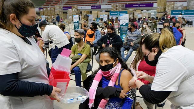 Al menos 6 de cada 10 adultos tiene esquema completo de vacunación en Mendoza.