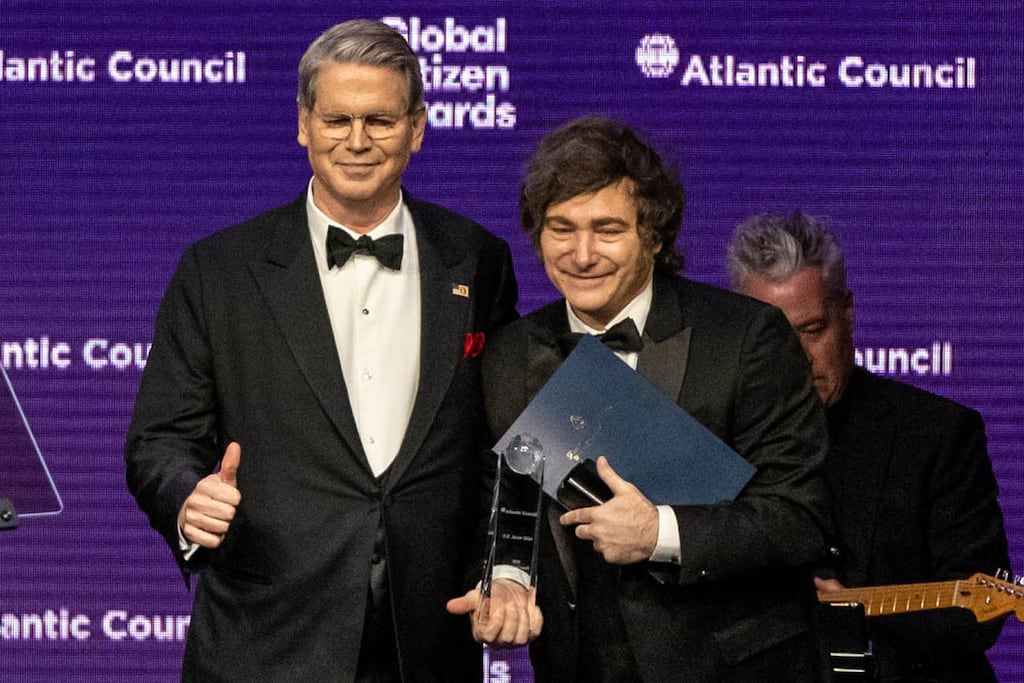 Scott Bessent, secretario del Tesoro de EE.UU, presenta el previo "Global Citizen" al presidente de Argentina, Javier Milei, en Nueva York. (AP / Stefan Jeremiah)