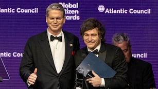 Scott Bessent, secretario del Tesoro de EE.UU, presenta el previo "Global Citizen" al presidente de Argentina, Javier Milei, en Nueva York. (AP / Stefan Jeremiah)