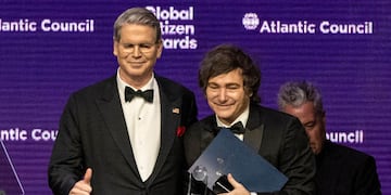 Scott Bessent, secretario del Tesoro  de EE.UU, presenta el previo "Global Citizen" al presidente de Argentina, Javier Milei, en Nueva York. (AP / Stefan Jeremiah)