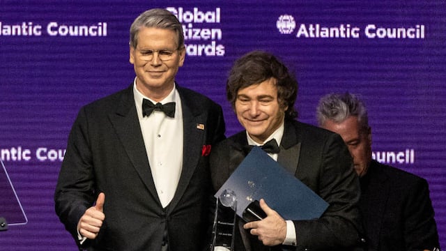 Scott Bessent, secretario del Tesoro de EE.UU, presenta el previo "Global Citizen" al presidente de Argentina, Javier Milei, en Nueva York. (AP / Stefan Jeremiah)
