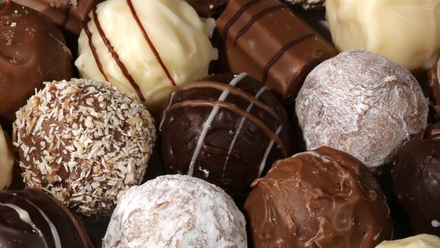 Las trufas de chocolate es una de las opciones ideales para un antojo dulce.