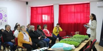 Capacitan y entregan insumos a productores obereños.