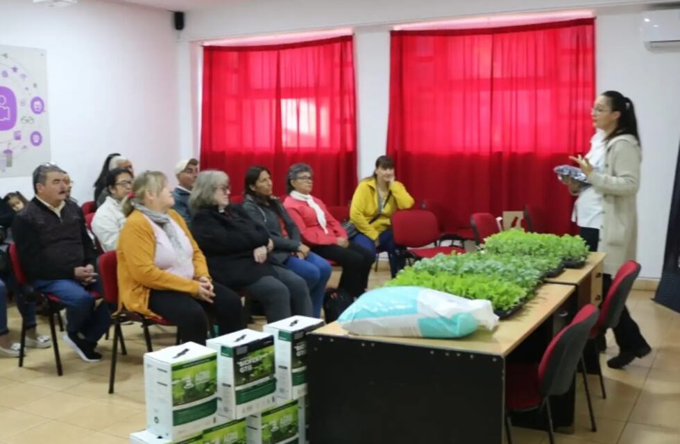 Capacitan y entregan insumos a productores obereños