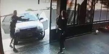 El momento en que el ladrón amenaza a la mujer diciendo "Te lo mato" en referencia a la criatura de 3 años.