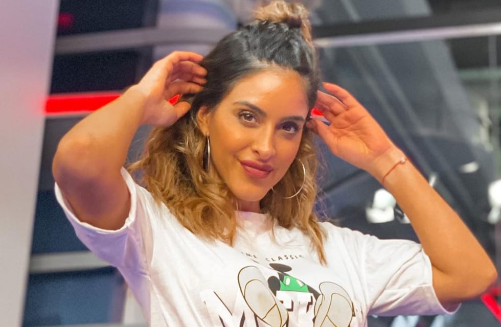 Olas, arena y topless: Celeste Muriega posó desnuda desde la playa y cubierta solo con un sombrero