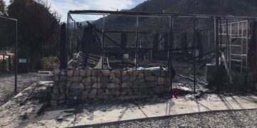 Restorán incendiado en Cortaderas, San Luis, frente al Dique Piscu Yaco.