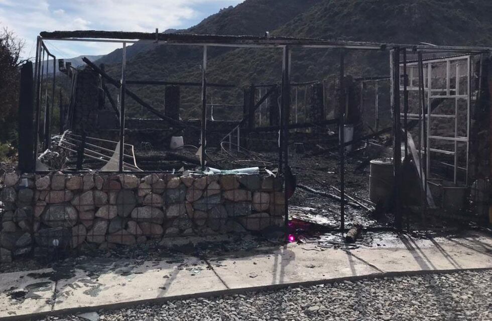 Grave denuncia: habrían quemado intencionalmente un restorán en Cortaderas