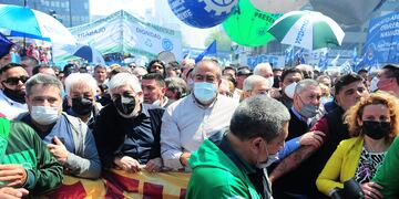 Víctor Santamaria, Hugo Moyano, Héctor Daer y Piumato. Los líderes de la CGT llegan a la manifestación en el centro porteño. (Foto Clarín)