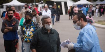 Mendoza 2 de abril 2021 Sociedad
Larga fila para acceder a los testeos rápidos en el Parque San Martín
Mendocinos se dirigen a los diferentes puestos rápidos para testarse.
Foto: Ignacio Blanco / Los Andes