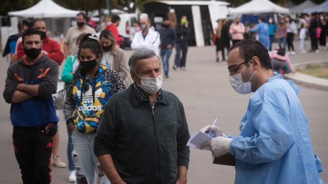 Mendoza 2 de abril  2021 Sociedad
Larga fila para acceder a los testeos rápidos en el Parque San Martín
Mendocinos se dirigen a los diferentes puestos rápidos para testarse. 
Foto: Ignacio Blanco / Los Andes