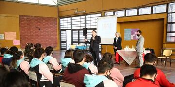 Los jueces penales comenzaron a recorrer las escuelas enseñando a los alumnos sobre el funcionamiento de los juicios por jurado.