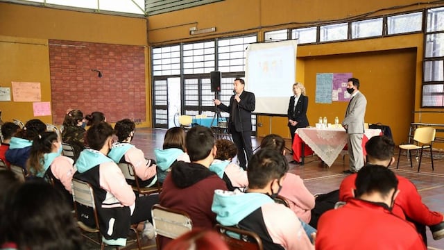 Los jueces penales comenzaron a recorrer las escuelas enseñando a los alumnos sobre el funcionamiento de los juicios por jurado.