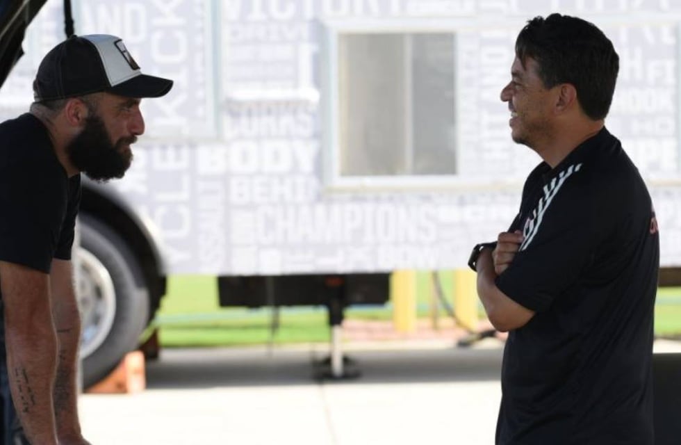 Gonzalo Higuaín visitó al plantel de River en Orlando y se llevó un regalo especial