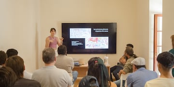 La conferencia en CATA, Centro de Arte y Tecnología Aplicada repasó décadas de investigación en Antofagasta de la Sierra.