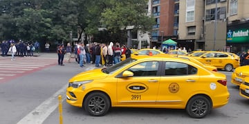 Los taxistas protestan este lunes contra el fallo que habilita Uber en Córdoba capital.