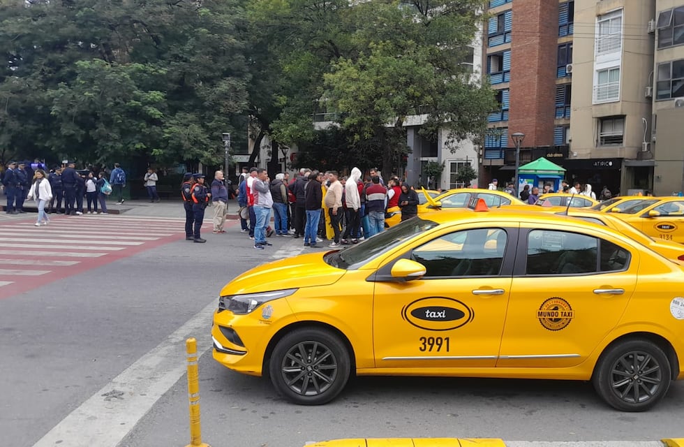 Sigue la polémica: los taxistas de Córdoba manifestaron contra la autorización de Uber