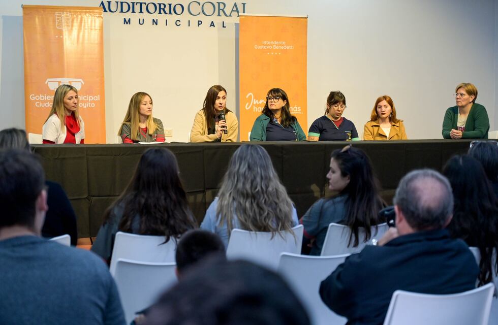 En el Auditorio Coral de Arroyito, profesionales de salud y educadores en discapacidad se manifestaron