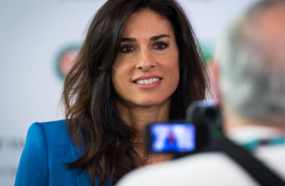 Gabriela Sabatini posó con un minivestido blanco para la portada de una revista