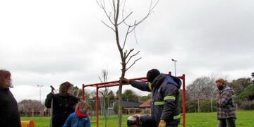 Se basa en la sostenibilidad, ya que busca mejorar la calidad de vida de las generaciones actuales y futuras.