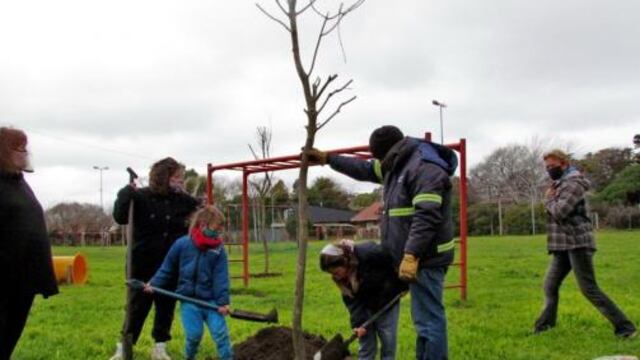 Se basa en la sostenibilidad, ya que busca mejorar la calidad de vida de las generaciones actuales y futuras.