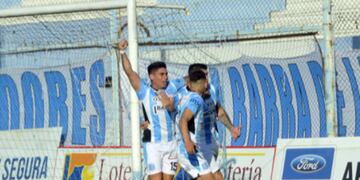 Parodi celebra el gol de penal para Racing con sus compañeros (Foto: Javier Ferreyra).