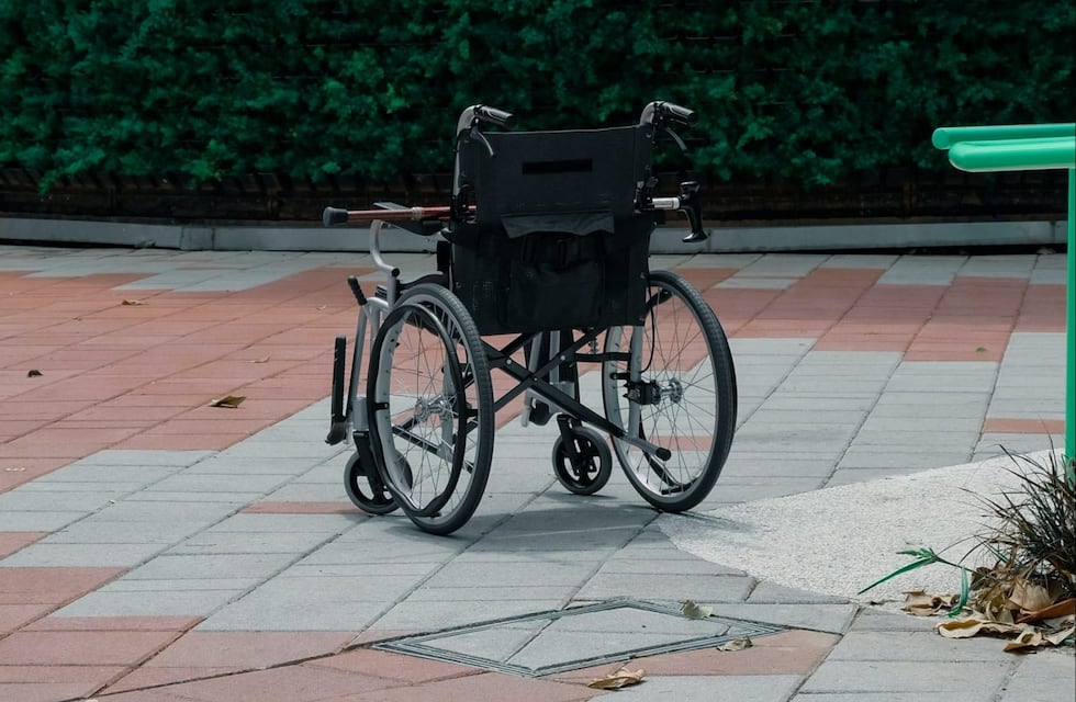 “¿Milagroso?” robo en Gálvez: entró en silla de ruedas, se llevó celulares y salió caminando