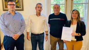 El intendente Pablo Javkin firmó el acuerdo con el secretario general del gremio, Antonio Ratner.