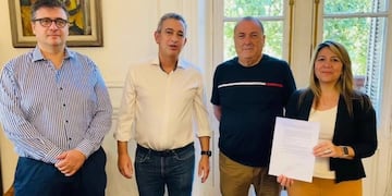 El intendente Pablo Javkin firmó el acuerdo con el secretario general del gremio, Antonio Ratner.