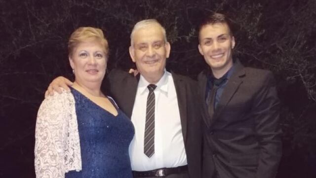 Martín Morales junto a sus padres. Le donó un riñón a su papá y le salvó la vida. (Foto: Web / Radio del Monte).