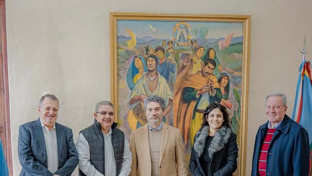 Reunión del gobernador Raúl Jalil con miembros de la Fundación del Tucumán y funcionaria de esa provincia