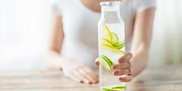 Agua con limón: el verdadero efecto de la bebida en el cuerpo, según una nutricionista cordobesa. (Aguas Cordobesas)