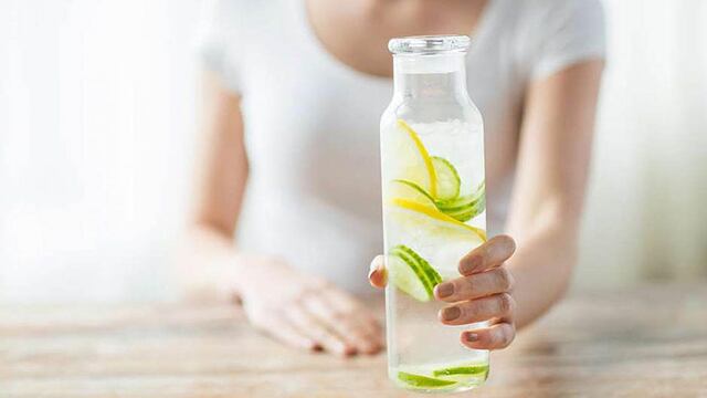 Agua con limón: el verdadero efecto de la bebida en el cuerpo, según una nutricionista cordobesa. (Aguas Cordobesas)