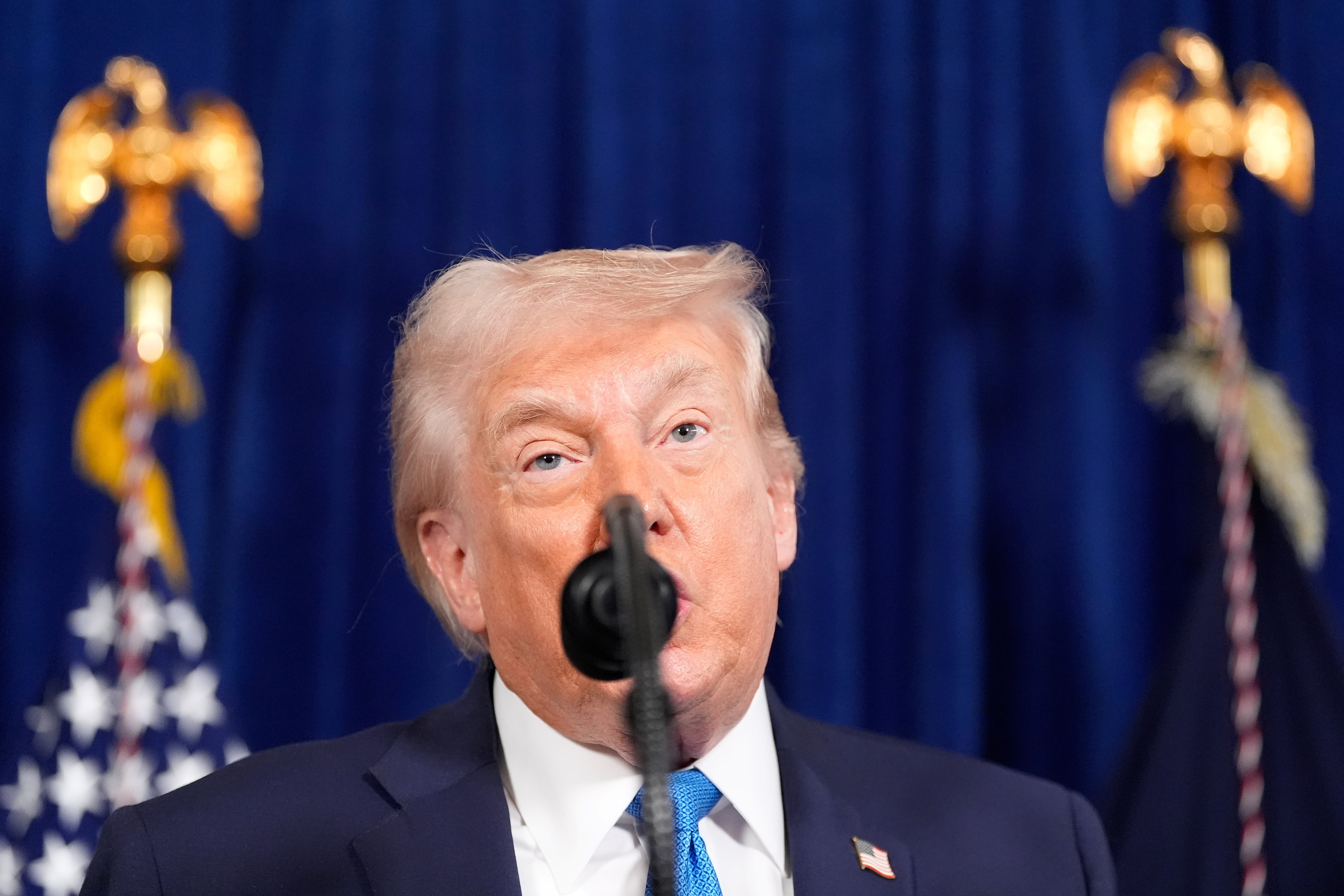 El presidente Donald Trump habla en su club Mar-a-Lago, el sábado 3 de enero de 2026, en Palm Beach, Florida. (Foto AP/Alex Brandon)
