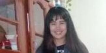 Al ausentarse la menor vestía jeans de color azul, una remera celeste y una campera de color negro.