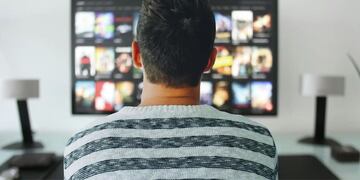 Persona buscando películas.