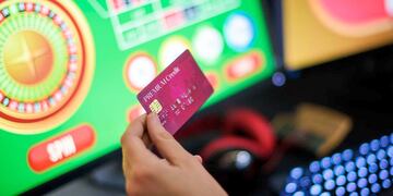 En medio de un fuerte lobby, trabajan para aprobar contrarreloj la ley contra el juego online (Imagen: Freepik)