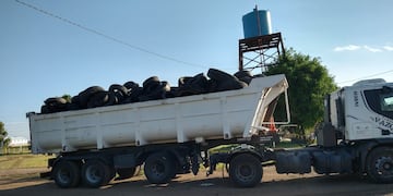 trasladan neumáticos en desuso para su reciclado