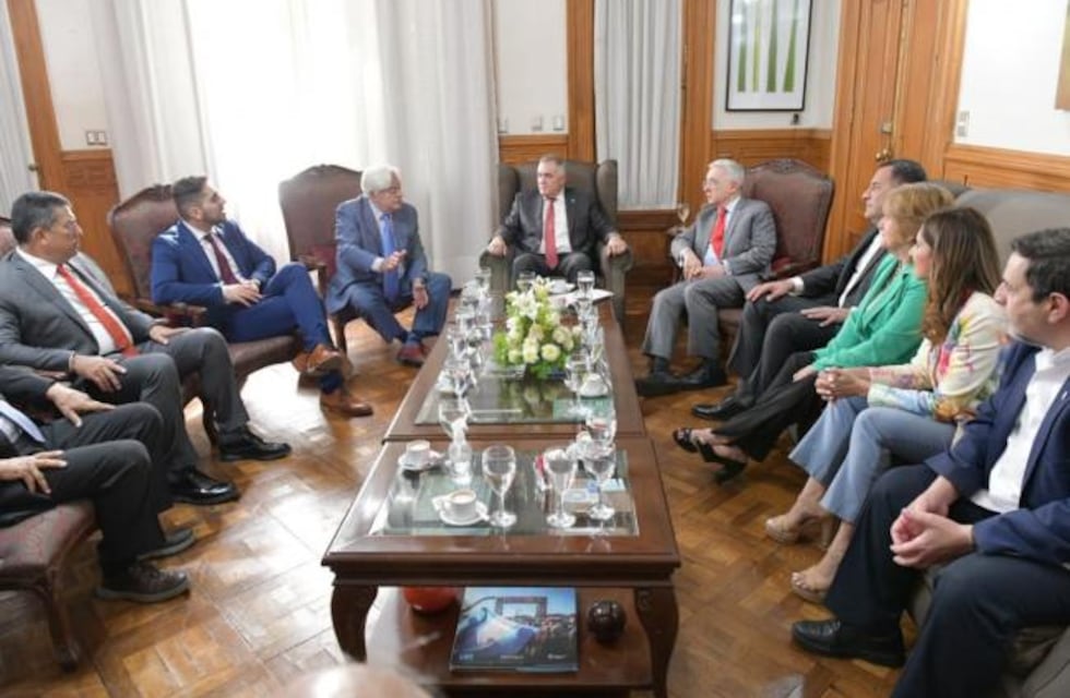 Jaldo se reunió con los expresidentes Luis Alberto Lacalle y Álvaro Uribe