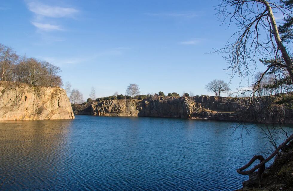Tragedia en La Plata: dos niños y un joven se perdieron en una cantera y aparecieron muertos