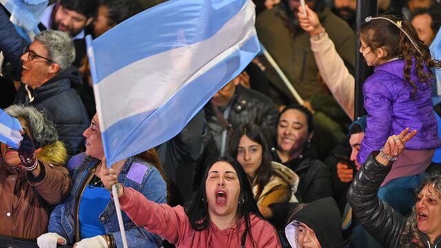 Elecciones en la provincia de Buenos Aires 2025. Festejos en el bunker de Fuerza Patria en las afueras del Hotel Grand Brizo, La Plata. (Gentileza Clarín)