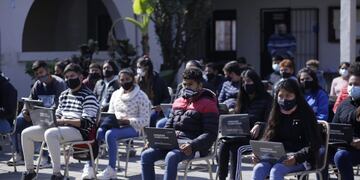 Entregaron netbooks en la comuna Los Sarmientos y La Tipa.